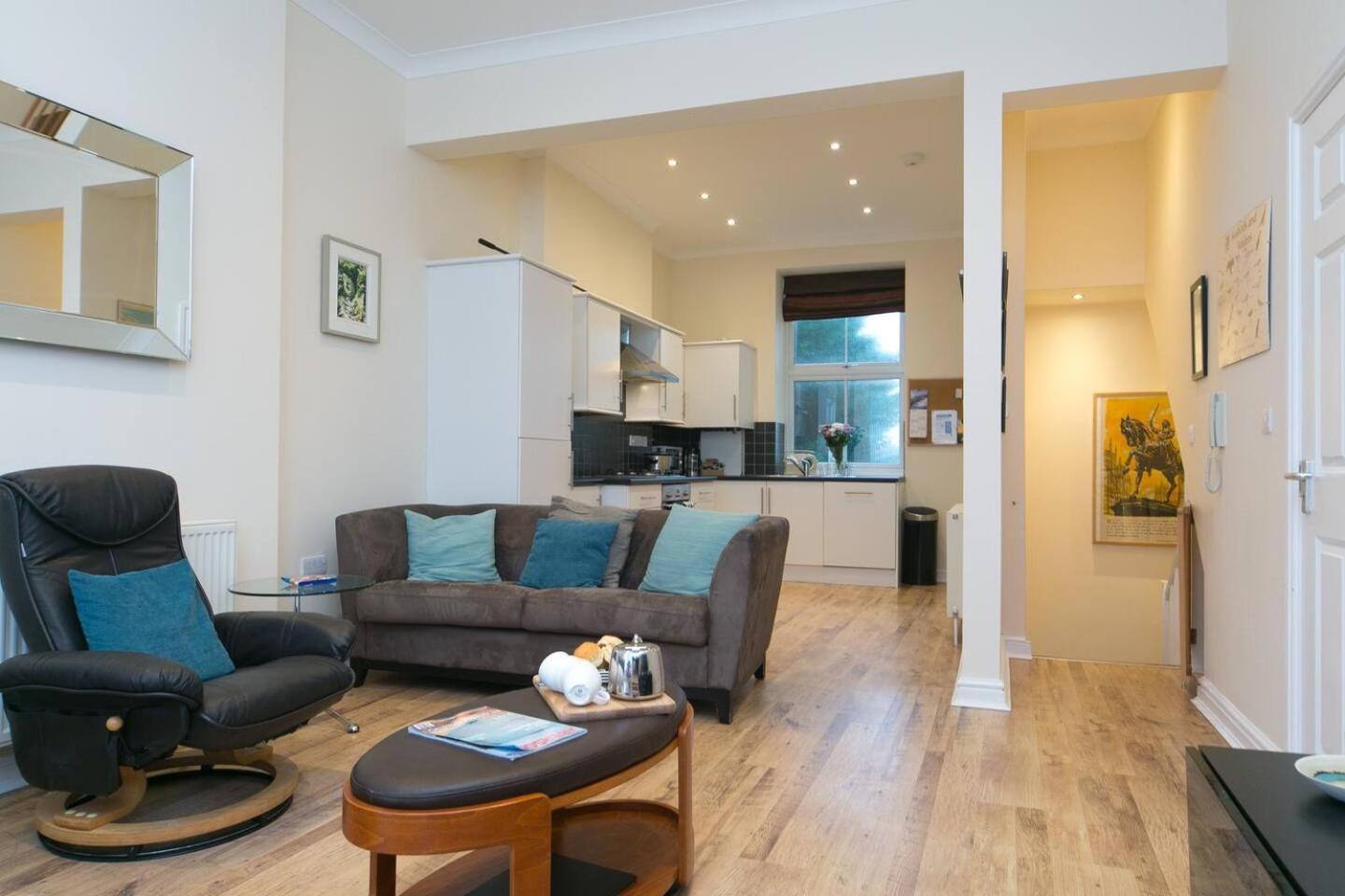 Pass The Keys Hafan Stylish 2 Bedroom Sea View Apartment Pwllheli Bagian luar foto