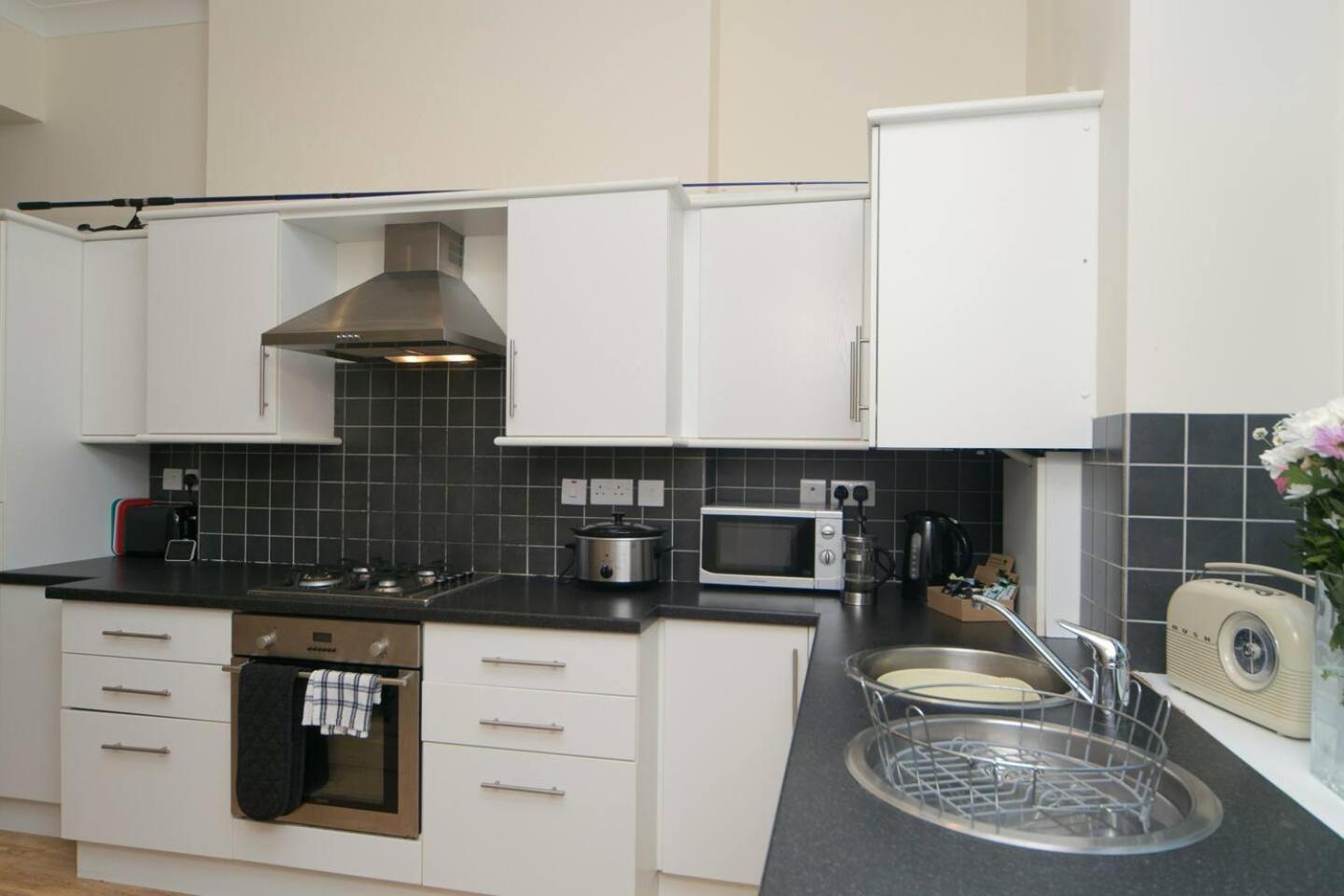 Pass The Keys Hafan Stylish 2 Bedroom Sea View Apartment Pwllheli Bagian luar foto