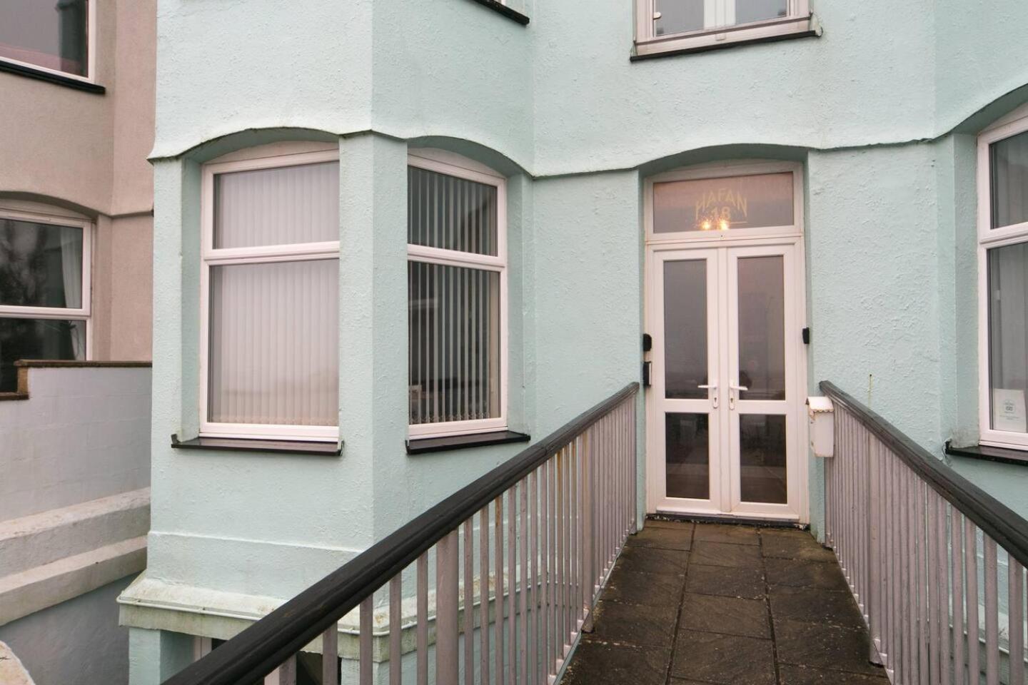 Pass The Keys Hafan Stylish 2 Bedroom Sea View Apartment Pwllheli Bagian luar foto
