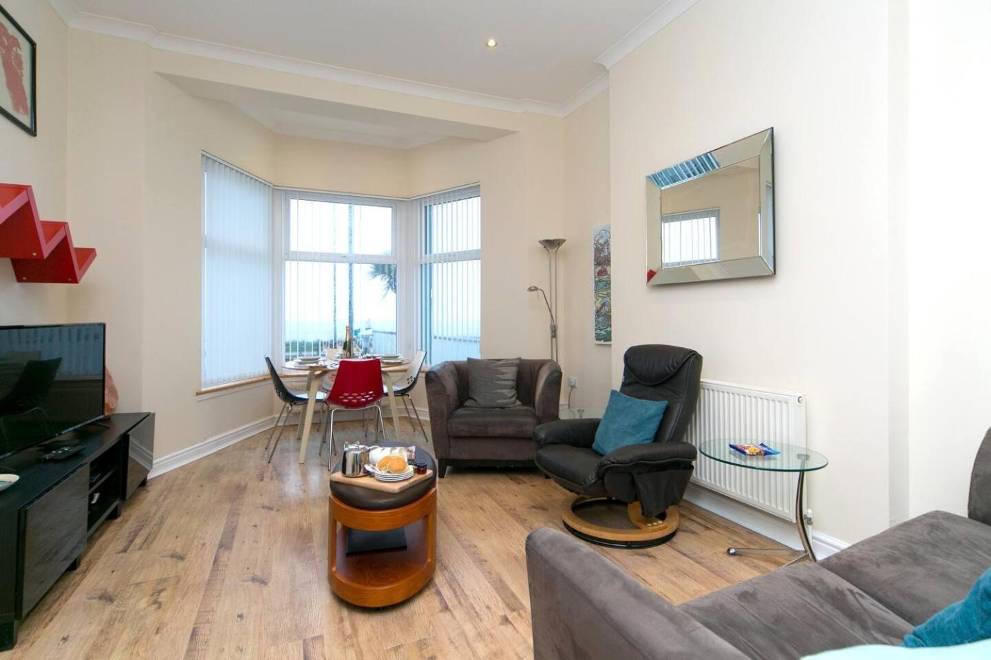 Pass The Keys Hafan Stylish 2 Bedroom Sea View Apartment Pwllheli Bagian luar foto